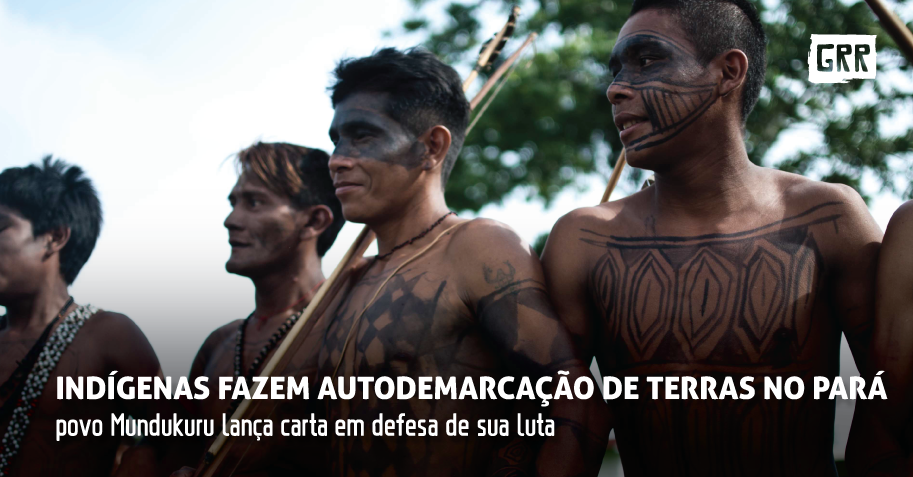 Cansados de esperar pelo Governo, indígenas fazem autodemarcação de terras no ParáPor Robin BatistaHá algumas semanas atrás, o povo Mundukuru do Rio Tapajós iniciou a autodemarcação da terra indígena Sawre Muybu, depois de muito esperar pelas autoridades de Brasília e sem ter nenhuma solução.[[MORE]]A autodemarcação, que recebeu apoio de povos indígenas e não-indígenas, foi acompanhada de uma carta que explica o processo e a necessidade de resistência na luta pelo reconhecimento dos direitos dos povos indígenas.Leia abaixo a carta na íntegra:IV CARTA DA AUTODEMARCAÇÃONós Munduruku, do alto e médio Tapajós, estamos dando continuidade com a segunda etapa da autodemarcação de IPI WUYXI IBUYXIM IKUKAP- DAJE KAPAP EYPI.Em cinco dias na floresta, concluímos seis pontos da autodemarcação e presenciamos rastros de destruição, feitos pelos ladrões invasores de nossas terras: madeireiros, palmiteiros e grileiros.No segundo dia, acompanhando o rastro dos madeireiros, encontramos dificuldades para a alimentação, estávamos há dois dias sem encontrar caça. A gente sabe que onde há presença de zoada de trator, de moto-serra, e com a circulação de pessoas no ramal a caça fica extinta, esses animais não suportam sentir esse cheiro humano. Estamos falando a respeito disso em razão de presenciar essa cena durante a autodemarcação. Fotos: Anderson Barbosa / Fractures Photo CollectiveDepois que a gente varou no ramal dos madeireiros, vimos uma trilha, uma ponte, que eles fazem para carregar madeira e palmito de açaí. Vimos também a roça deles. Isso aqui é uma estrada para puxar madeira e palmito. Como a gente está autodemarcando agora, percebemos que está dentro da nossa área.Estamos vendo aqui a destruição que o pessoal está fazendo no açaizal. Quem começa tudo isso são os madeireiros. Eles fazem o ramal e os palmiteiros vem atrás destruindo o açaizal. A gente estava preservando para tirar o açaí para os nossos netos, estamos vendo que não temos mais quase nada na nossa terra. Daqui que a gente tira a fruta para dar o suco aos nossos filhos e agora estamos vendo a destruição. Sempre dizemos que o pariwat (branco) não tem consciência disso. Fotos: Nayana FernandezPor isso que estamos fazendo a autodemarcação, porque os pariwat estão destruindo as árvores, nós não fazemos ao modo deles. A intenção do pariwat e do governo federal é só destruir mesmo, e a intenção do indígena é preservar. Por que a gente preserva? Porque esse patrimônio foi dado a nós por nosso guerreiro Karosakaybu, a terra é a nossa mãe de onde tiramos nossa sobrevivência e onde podemos viver de acordo com a nossa cultura.Daje Kapap Eypi é um lugar sagrado para todo o povo Munduruku, seja do alto ou médio Tapajós. Temos que preservar a nossa natureza, o nosso rio, os nossos animais e as nossas frutas, deixadas por Karosakaybu.Estamos realizando a autodemarcação para mostrar que essa terra é nossa, para que os brancos respeitem a nossa terra. Queremos ter autonomia em nossa terra, queremos que nós, indígenas, possamos ser os fiscais e protetores dessa terra como sempre fomos.Continuamos aqui na autodemarcação e não sabemos o que vamos encontrar pela frente…Sawe!11 de julho de 2015, aldeia Sawre Muybu, médio Rio Tapajós.****A carta também foi publicada em inglês no Upside Down World, dos EUA, e em espanhol no Subversiones, do México.» Robin Batista é designer e membro do coletivo Guerrilha