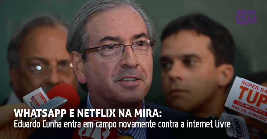 Whatsapp e Netflix na mira: Eduardo Cunha entra em campo novamente contra a internet livrePor Todd TomorrowEntre 2013 e 2014, o agora presidente da Câmara dos Deputados, Eduardo Cunha, tentou entregar os direitos dos usuários de internet para as operadoras de telefonia no âmbito do Marco Civil da Internet. O ataque contra a neutralidade da rede era uma tentativa de fracionar a internet brasileira e nós, usuários, teríamos de pagar por cada serviço. Usa e-mail? Paga um valor. Usa youtube? Mais uma taxinha. Facebook? Um adicional de tanto. O deputado chegou a afirmar que essa rede neutra e ilimitada era um modelo comunista de internet. Felizmente, ele não conseguiu ainda que tenha ameaçado lograr êxito. [[MORE]]Agora, representantes dessas mesmas operadoras articulam com o mesmo deputado uma forma de alterar a regra tributária e a regulamentação dos serviços do whatsapp e do Netflix. Ele que sempre foi considerado um dos maiores lobistas de uma infinidade de conglomerados empresariais em detrimento dos interesses da população e que é considerado um herói dos &lsquo;liberteens&rsquo; que ignoram os efeitos nefastos do financiamento empresarial de campanhas eleitorais. Comenta-se que ao garantir uma quantia obscena de recursos, que certificou sua campanha eleitoral como a segunda mais cara dentre todos os 513 deputados eleitos, foram tantas as empresas que desejavam financiar sua campanha e assim estar sob a proteção do seu guarda-chuva, que Cunha conseguiu financiar, direcionando as ofertas de doação eleitoral excedentes para mais de 20 campanhas eleitorais de aliados eleitos só na Câmara Federal! Teriam recebido parte da bonança candidatos de seu partido, o PMDB e de outros como o PSC, DEM e SDD. Cunha não precisará encampar pessoalmente a proposta das operadoras contra os serviços do whatsapp e Netflix, como o fez no Marco Civil da Internet, até em razão de ser presidente da Casa. Hoje ele é uma figura nacional. Desconfio que está em processo de escolha o nome do capanga que levará a proposta. Não por coincidência foi instalada uma Subcomissão Especial dos Serviços de Telefonia Móvel e TV por Assinatura que tem debatido, sem acompanhamento da sociedade civil organizada, o modelo da prestação dos serviços de telecomunicações no país. A alegação para a criação dessa subcomissão é este: &ldquo;O colegiado busca propostas para o aperfeiçoamento do modelo regulatório dos serviços de telefonia móvel e TV por assinatura, ouvindo agentes públicos, privados e representantes da sociedade civil ligados ao setor.&rdquo; Não importa se você defende ou não algum campo de orientação econômica, seja neoliberal, marxista, keynesiano, etc. A política está sendo tocada na Câmara dos Deputados num nível inédito de fisiologismos, clientelismos e nos piores interesses imagináveis e não em correntes de pensamento.» Todd Tomorrow, militante de direitos humanos e membro fundador do coletivo Pedra no Sapato.