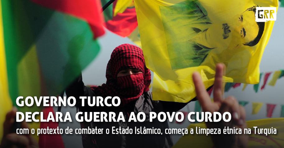 Governo turco declara guerra ao povo curdoPor Marc Saurina, direto de AncaraCom o pretexto de combater o Estado Islâmico, o exército turco abre uma nova frente com o  ataque a posições curdas do PKK no norte do Iraque. O governo conservador turco também criminaliza publicamente o Partido Democrático do Povo (HDP). Seria o começo de uma limpeza étnica na Turquia?[[MORE]]O atentado de Suruç, que custou a vida a 32 pessoas, rompeu a frágil paz em que o governo provisório turco levava a cabo as negociações para formar governo. A série de ataques e incidentes nos dias seguintes provocou uma viragem no país que entrou oficialmente num confronto bélico com o Partido dos Trabalhadores do Curdistão (PKK) e, indiretamente, com o Estado Islâmico (EI), um confronto criticado nas ruas com manifestações massivas pela paz mas apoiado por grande parte dos meios de comunicação. Até ao momento foram levadas a cabo quatro operações aéreas, uma na Síria contra o EI e três no norte do Iraque contra acampamentos do PKK nas montanhas de Qandil. O cessar-fogo do PKK, vigente desde 2013, é agora letra morta.O governo do Partido da Justiça e do Desenvolvimento (AKP) declarou guerra ao PKK rompendo assim com o processo de paz e virando as costas a milhões de curdos. Paralelamente, dedicou-se a criminalizar publicamente o Partido Democrático do Povo (HDP) - o principal partido pró-curdo -, que pode ser o principal prejudicado da operação militar após os bons resultados obtidos nas eleições de 7 de junho. Além disso, fecha qualquer porta de negociação e de integração entre turcos e curdos. A possibilidade de eleições antecipadas volta a aumentar enquanto os aviões turcos bombardeiam os acampamentos do PKK e atacam objetivos do EI. A operação, no fundo, pode ter conotações políticas e facilitar a que o AKP recupere votos cedidos ao MHP, o partido ultranacionalista turco contrário a qualquer tipo de pacto ou concessão à comunidade curda, ou ganhar novos eleitores no caso de eleições antecipadas.A mobilização do exército na fronteira provocou um surto de violência no Curdistão turco, instrumentalizado pelos meios de comunicação e condicionando a opinião pública. Dentro do país, as únicas vítimas não são só curdas mas também, como é já costume no tempo do AKP, alevitas, de crença sincrética com influência do sunismo ou do xiiismo, desprezados já historicamente pelo islamismo ortodoxo do governo.Por último, as redes sociais converteram-se num novo campo de batalha onde setores nacionalistas criticam o eleitorado turco que apoia o HDP. Forçou-se a esquecer rapidamente as vítimas do atentado a Suruç, assim como todas as manifestações e protestos realizados na rua, com os acontecimentos que se produziram posteriormente. A morte de membros da polícia e do exército turco facilitou assim a beligerante postura do governo face ao povo curdo elevando os soldados mortos à figura de mártires (Na Turquia, os membros do exército caídos em serviço em atentados são chamados sehit – mártir -, e venerados sempre nos veículos de comunicação acima de qualquer vítima civil).Garoto segura a bandeira do PKK, na Turquia | Foto: Dogan ErolIncógnitas depois do atentadoA comoção criada pelo sangrento atentado em Suruç obrigou o governo a uma mudança de discurso. Os primeiros protestos na rua dirigiram-se contra o governo do AKP e forçaram a que este criticasse o EI apesar da passividade mostrada até esse momento, evitando sempre os comentários diretos. O atentado de Suruç deixou muitas incógnitas abertas como o fato de a polícia, apesar de ter posto um controle para todos os que entravam no recinto do Centro Cultural Amara onde se encontrava a juventude que ia para Kobane, não ter detectado o agressor que levava a bomba no corpo. Além disso, o controle estava situado a 200 metros do centro, onde os efeitos da bomba não chegaram, e não no próprio recinto. Por outro lado, um relatório do Partido Republicano do Povo (CHP), o principal partido da oposição e legado do kemalismo, criticou que “o principal apoio logístico ao EI é recebido da Turquia” e registrou que não foi permitido a nenhum membro do HDP entrar no recinto após os fatos - um partido, o HDP, que também sofreu um atentado no final da campanha.Apenas dois dias depois do atentado, dois membros da polícia foram encontrados mortos na sua casa em Ceylanpinar, na província de Sanliurfa, onde se encontra também Suruç. O PKK reconheceu a autoria do ataque e, segundo a agência de notícias curda Firat, tratou-se de uma operação de castigo, já que os polícias tinham fortes laços ao EI. Na mesma noite, segundo informou a agência Anadolu Ajans, Mürsel Gül, supostamente membro do EI, foi assassinado a tiro por membros do Movimento da Juventude Revolucionária Patriota (YDG-H), um grupo urbano ligado ao PKK. Nas primeiras declarações, o presidente Recep Tayyip Erdogan chamou a atenção para “o duplo perigo com que a Turquia se confronta, o Estado Islâmico e o PKK”, preparando o terreno para um ataque direto, e criticando todo aquele que colocava o EI como único inimigo do país, sem atacar verbalmente o PKK.Dentro desta espiral de atentados, no dia seguinte, a 23 de julho, um sargento do exército turco, Alçin Nane, foi assassinado a tiro na fronteira com a Síria por membros do EI. Segundo a informação do Habertürk, o incidente ocorreu quando soldados turcos impediram a entrada de membros do EI que levavam um ferido para ser tratado num hospital turco. Após a recusa, os membros do EI abriram fogo acabando com a vida do sargento. A entrada de membros do Estado Islâmico, incluindo o seu tratamento em hospitais turcos, já tinha sido denunciada em mais de uma ocasião. Em junho do ano passado, o deputado do CHP, Muharrem Ince, denunciou que um alto comandante do EI estava a ser tratado num hospital de Hatay e que o EI fornecia petróleo ao governo. Segundo o deputado Ilhan Cihaner (CHP), em janeiro deste ano quatro comandantes do EI, combatentes na Líbia, foram tratados em Istambul. Em março de 2015, o militante do EI Emrah Ç., de nacionalidade turca, foi tratado na cidade de Denizli. Os movimentos na fronteira e a facilidade com que membros do EI entram em território turco têm sido confirmados em numerosas ocasiões por fontes locais e jornalísticas das províncias fronteiriças. No entanto, até então, não se tinha dado nenhuma baixa no exército turco, pelo menos oficialmente.A todos estes fatos, há que acrescentar uma declaração de guerra formal por parte da Turquia ao EI. No entanto, rapidamente se percebeu que o principal objetivo do AKP não era o EI mas os acampamentos do PKK em Qandil. Na noite de 23 de julho, quatro aviões turcos bombardearam alvos do EI e foi anunciada a morte de 33 combatentes. Na mesma noite, numa segunda operação, foram atacadas as bases do PKK no norte do Iraque, em Qandil, Zap, Metina, Basyan e Avashin. Até ao momento foram levadas a cabo mais duas operações aéreas, ambas dirigidas contra o PKK, e foi confirmada a morte de Önder Aslan aliás Servan Varto, um dos principais dirigentes da guerrilha.Militantes grupo armado de extrema-esquerda DHKP-C fazem a guarda de parentes das vítimas do ataque terrorista em Suruc, em manifestação/funeral de uma das vítimas, na capital da Turquia | Foto: Yasin AkgulTurquia apela à NATOAs primeiras reações internacionais fizeram um apelo ao fim da violência. Angela Merkel advertiu que, de qualquer forma, o processo de paz deve continuar. O porta-voz do Conselho de Segurança Nacional de Washington, Alistair Baskey, declarou: “Respeitamos o direito da Turquia, nossa aliada na NATO, se defender dos atentados terroristas do PKK”. A Turquia, como membro da NATO, apelou a uma reunião extraordinária da organização apoiando-se no Artigo 4 do Tratado do Atlântico Norte, que diz que “As Partes consultar-se-ão sempre que, na opinião de qualquer delas, estiver ameaçada a integridade territorial, a independência política ou a segurança de uma das Partes”. A reunião está prevista para esta terça-feira 28 de julho.A Polícia, entretanto, levou a cabo uma grande operação de detenções em larga escala em todo o país contra o terrorismo dirigida contra o EI, o PKK, o YDG-H, e o DHKP-C (Partido da Libertação – Frente Revolucionária do Povo), a organização oficialmente responsável pelo sequestro do procurador do caso Berkin Elvan e pela sua morte. Em apenas três dias houve 851 detenções em 34 províncias. Só em Istambul foram detidas 104 pessoas, das quais 37 são estrangeiras. A Polícia informou das detenções de Abu Hanzala e Abdul·lah Abdulayev, dirigentes do Estado Islâmico em Istambul. A 26 de julho, o diário Dikeninformou afirmou que todos os detidos por relação com o EI em Adiyaman tinham sido libertados sem acusações.Nos confrontos da Polícia com membros do DHKP-C no bairro de Bagcilar de Istambul houve uma morte, a da jovem curdo-alevita Günay Özaslan. A noite de 25 de julho foi uma das mais violentas desde os protestos de Gezi com ataques do PKK a esquadras de polícia em Siirt e Baglar (Amed), e de fogo cruzado em Nuysabin. Um carro bomba em Lice pôs fim à vida de dois soldados turcos e feriu mais quatro. Em Cizre, onde há protestos continuados pela morte de Ugur Özkan e pela matança de Suruç, a violência aumentou após o início das operações aéreas contra o PKK, e na noite de 25 de julho um manifestante, Abdul·lah Özdal, foi abatido a tiro. Também se ouviram duas explosões em Suruç sem que houvesse vítimas.Em 26 de julho, a polícia de Istambul foi ao bairro de Gazi, habitado maioritariamente por alevitas, e inclusive, atacou o funeral de Günay Özaslan, morta na noite anterior em Bagcilar. Os confrontos ainda continuam e há vários feridos, um deles ferido na perna por uma cápsula da Polícia. Quando a Polícia tentou entrar num edifício onde se refugiavam os manifestantes, o agente Muhammet Fatih Sivri foi ferido no peito por disparos, morrendo depois no hospital. Posteriormente, o acesso ao bairro foi fechado e as operações policiais continuam.A Grande Marcha pela Paz planeada para 26 de julho em Istambul depois do atentado de Suruç foi proibida pelo governador de Istambul. Um pequeno grupo concentrou-se para dar uma conferência de imprensa na praça Aksaray com várias personalidades políticas, destacando-se a secretária geral do HDP, Figen Yüksekdag, e membros do sindicato DISK e do Partido da Liberdade e do Socialismo (ÖDP). Nas suas declarações ela criticou Erdogan: “O que perdeu nas eleições, tenta ganhar agora com a guerra”.À campanha militar iniciada pelo AKP uniram-se, dando todo o apoio, os meios de comunicação mais próximos. O diário Aksam publicava a seguinte manchete na capa: “Quem semeia ventos colhe tempestades”; o diário Star, “Os que testam a força da Turquia com o terror já têm a resposta: agora pensem duas vezes”; o diário Takvim, sem citar na capa o Estado Islâmico, dirigia o principal título contra o PKK. “450 mísseis para 400 objetivos”; o diário Yeni Akita: “Responda a elas na língua que entendem”; e o diário Yeni Safak: “Vai-se até ao fim”. Entretanto, foi bloqueado o acesso às principais agências de notícias curdas, entre as quais Firat Haber Ajansi(ANF), Dicle Haber Ajansi (DIHA) e Hawar Haber Ajansi (Anhai), limitando o acesso mediante servidores VPN ou ZenMate.